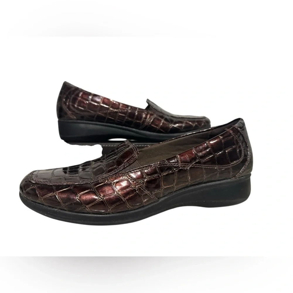 Clarks Womens Brown Patent croc embossed slip on loafers size 10